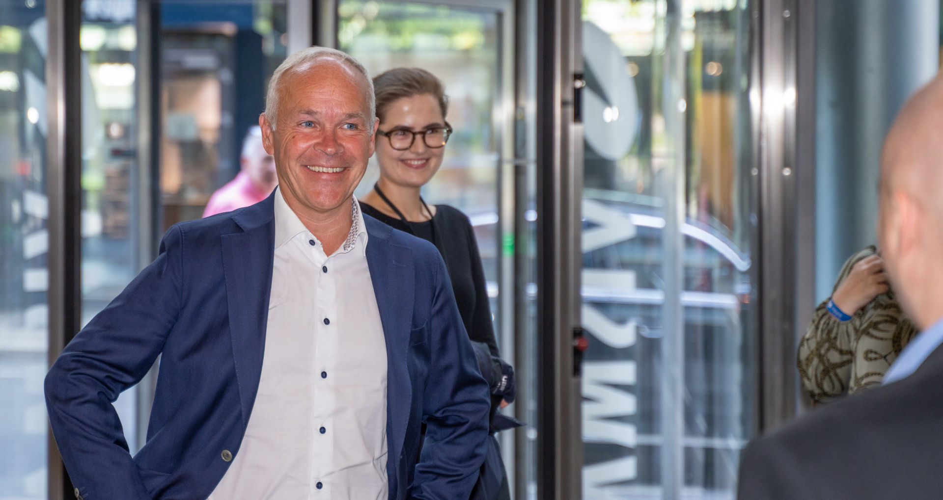 Finansminister Jan-Tore Sanner smiler på vei inn i Visma-bygningen