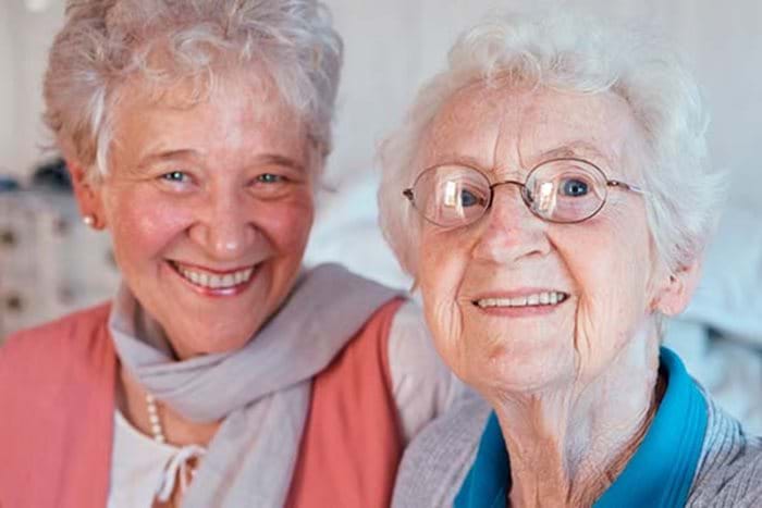 To smilende eldre damer