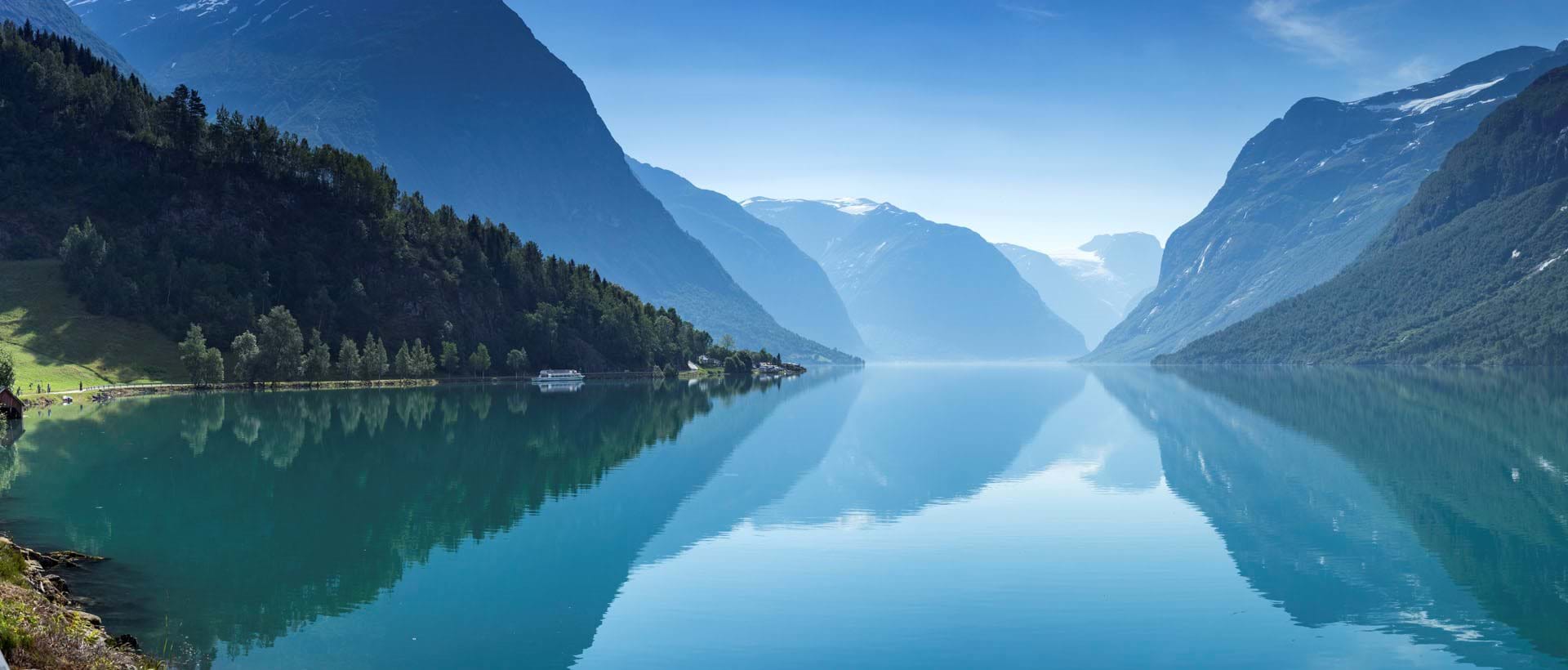 Bildet viser en fantastisk fjord med krystallklart vann som representerer skyløsningene er tilpasset norske forhold og samfunn.