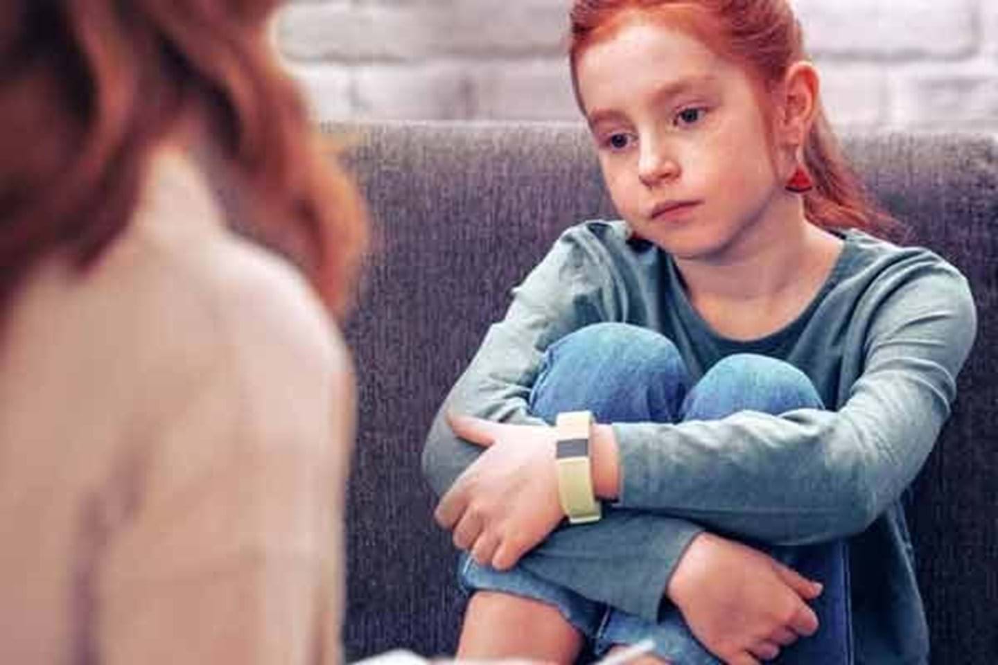 En bekymret ung jente sitter i sofaen, i samtale med en støttekontakt. Loggføring i samhandlingsløsningen bidrar til å skape en tett forbindelse mellom hjelpeinstanser og familien.