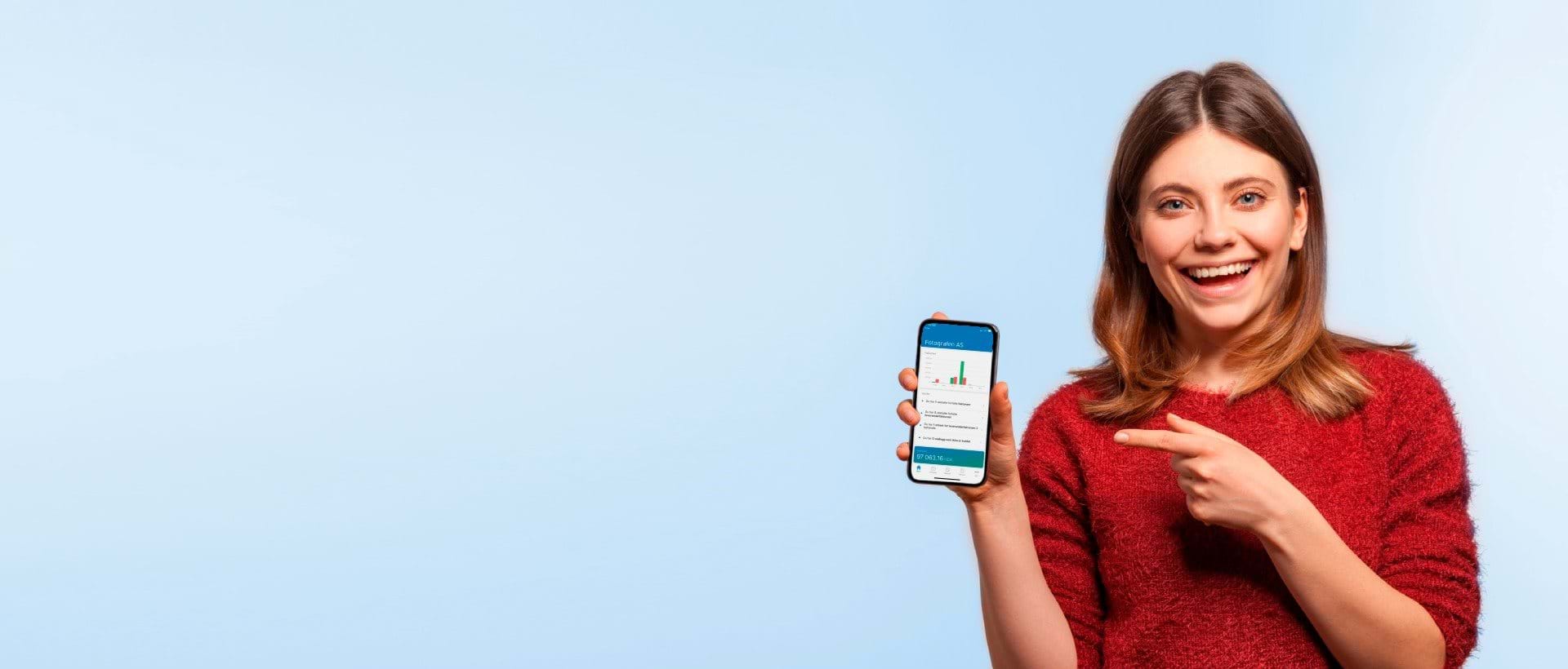 Kvinne peker på mobil med Visma eAccounting App