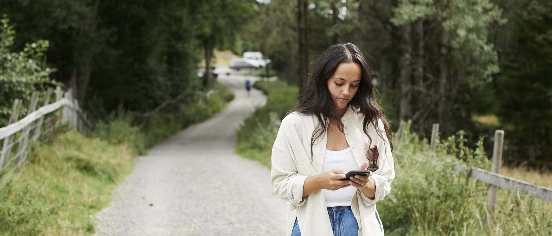 Kvinnelig leder fører utlegg på mobilen på vei til et møte